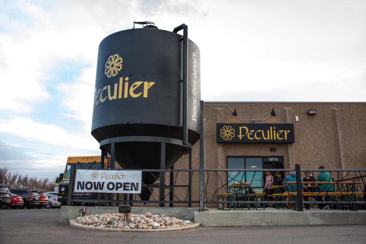 Peculier-Outside_55C475D9-DA6A-42BC-BE88A5EF3270D62D_63854995-78d8-40c1-94161769b26ce7d5.jpg